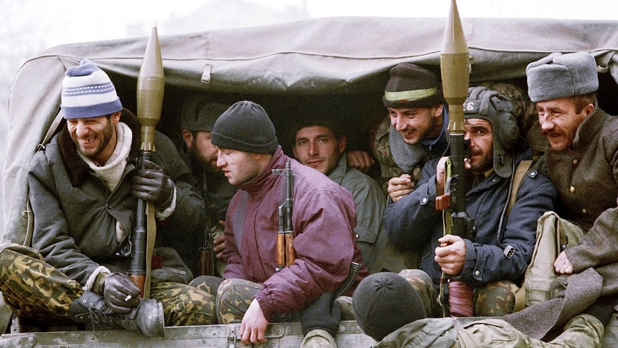 Чеченские боевики, вооруженные гранатометами, перед&nbsp;отправлением в&nbsp;зону боевых действий, 13 декабря 1994 года