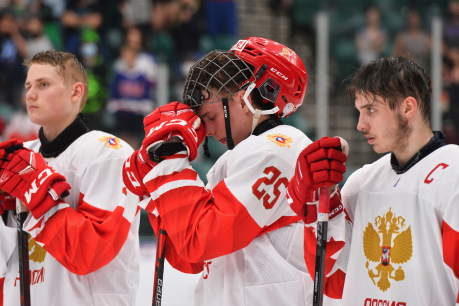 Хоккеисты сборной России после финального матча ЮЧМ-2021 с Канадой