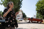 Местная жительница на одной из улиц Лисичанска, июль 2022 года