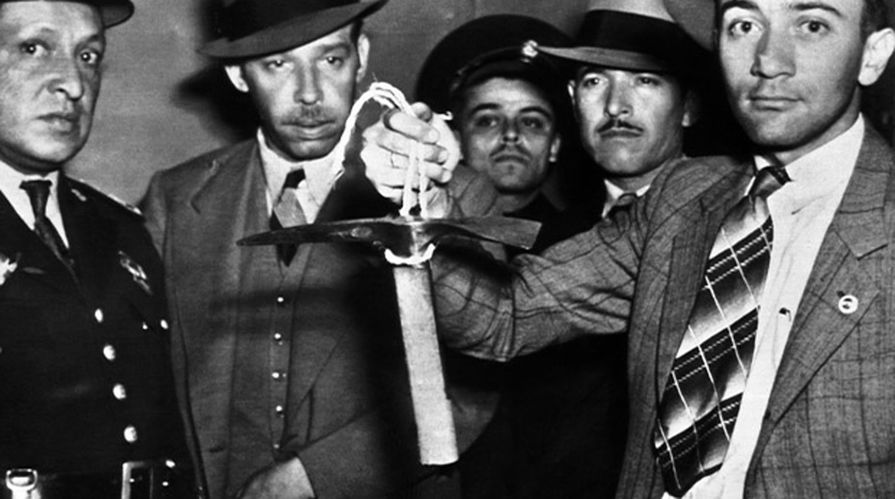 Мексиканские полицейские с ледорубом, которым Меркадер убил Троцкого, 1940 год 