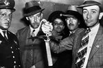 Мексиканские полицейские с ледорубом, которым Меркадер убил Троцкого, 1940 год 