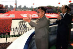 Ким Чен Ир приветствует народ на военном параде во время 90-летия Ким Ир Сена и 70-летия Северокорейской народной армии, 2002 год