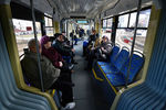 Пассажиры в новом российском трамвае «Витязь-М» в Москве