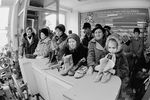Очередь в ремонтную мастерскую обуви в Самаре, март 1992 года