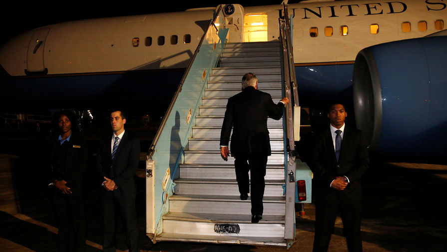 Госсекретарь США Рекс Тиллерсон в&nbsp;аэропорту Абуджи, Нигерия, перед&nbsp;завершением турне по&nbsp;странам Африки, 12 марта 2018 года