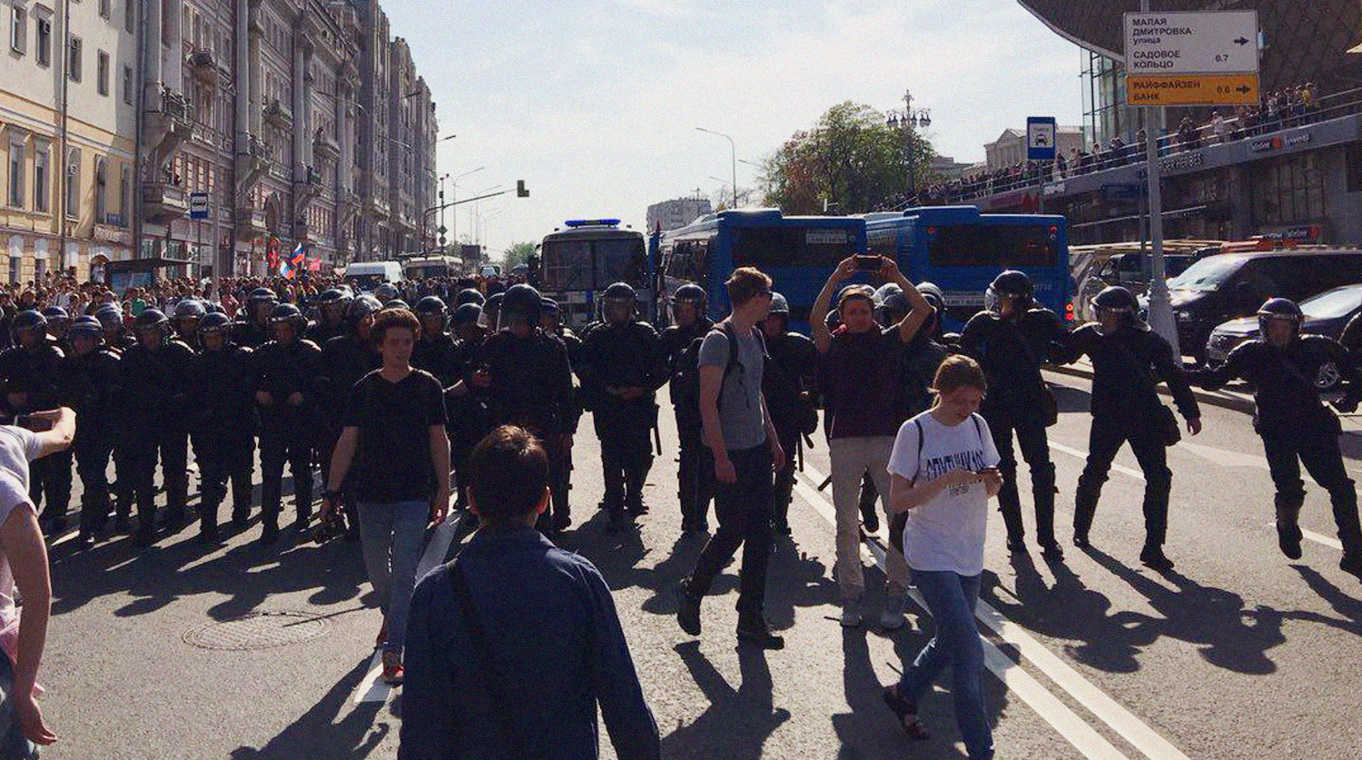 Во время несогласованной акции сторонников оппозиционного политика Алексея Навального в центре Москвы, 5 мая 2018 года