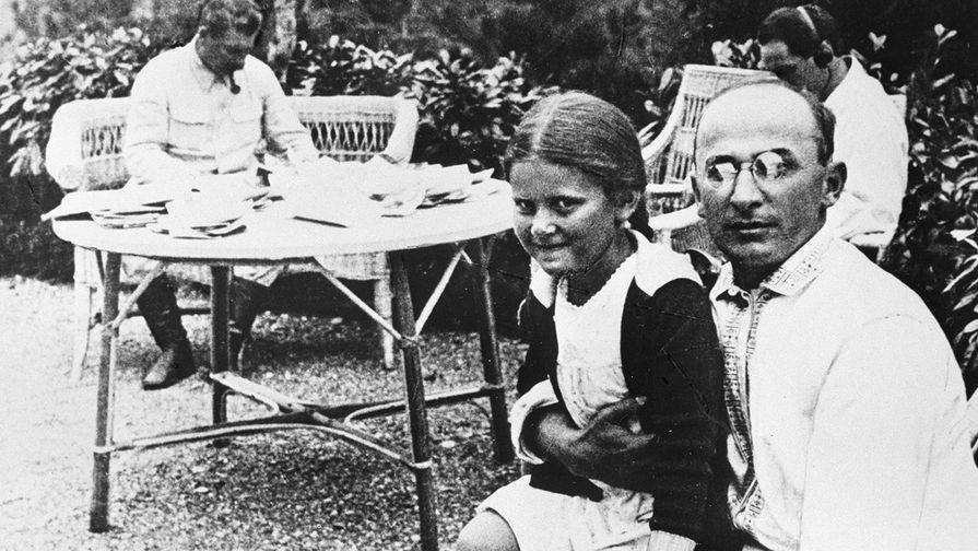 Лаврентий Берия с дочерью Иосифа Виссарионовича Сталина Светланой, 1934 год