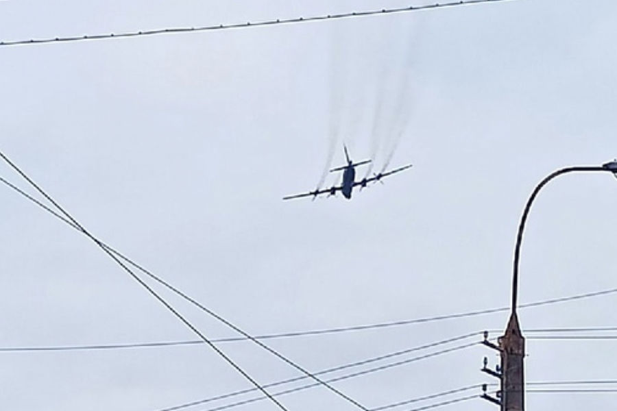 Самолеты над бийском. Мурманск самолет. Самолет над Мурманском. Пролет самолета над шоссе. Немецкая авиации над Мурманском.