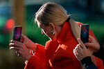 Девушка фотографирует на телефон частичное солнечное затмение в Москве, 25 ноября 2022 года