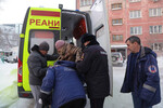 Оказание помощи местной жительнице на месте взрыва газа в пятиэтажном жилом доме на улице Линейная в Новосибирске, 9 февраля 2023 год