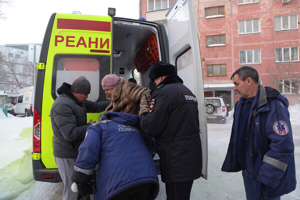 Оказание помощи местной жительнице на&nbsp;месте взрыва газа в&nbsp;пятиэтажном жилом доме на&nbsp;улице Линейная в&nbsp;Новосибирске, 9&nbsp;февраля 2023&nbsp;год