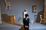 Йоко Оно на фоне своей инсталляции «Половина комнаты» Schirn Kunsthalle во Франкфурте-на-Майне, 2013 год