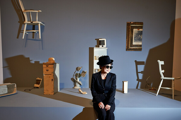 Йоко Оно на&nbsp;фоне своей инсталляции &laquo;Половина комнаты&raquo; Schirn Kunsthalle во Франкфурте-на-Майне, 2013&nbsp;год