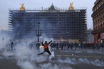 Протестующие против пенсионной реформы у здания Оперы в Париже, 23 марта 2023 года