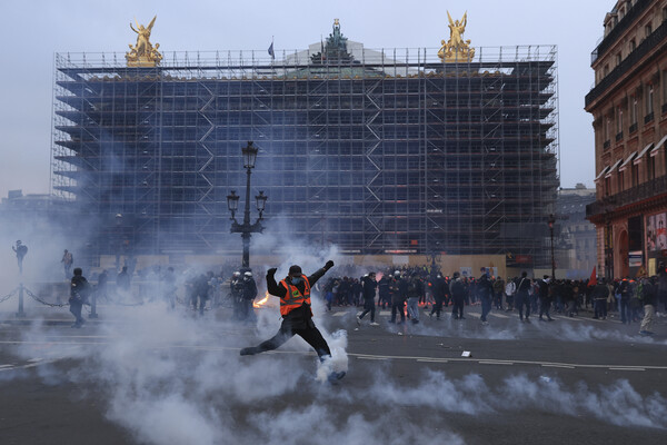 Протестующие против пенсионной реформы у&nbsp;здания Оперы в&nbsp;Париже, 23&nbsp;марта 2023&nbsp;года