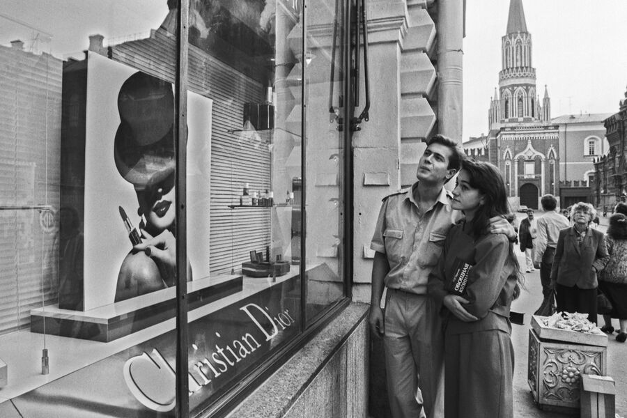 Прохожие у&nbsp;одной из&nbsp;витрин Государственного универсального магазина на&nbsp;Никольской улице, 1992&nbsp;год