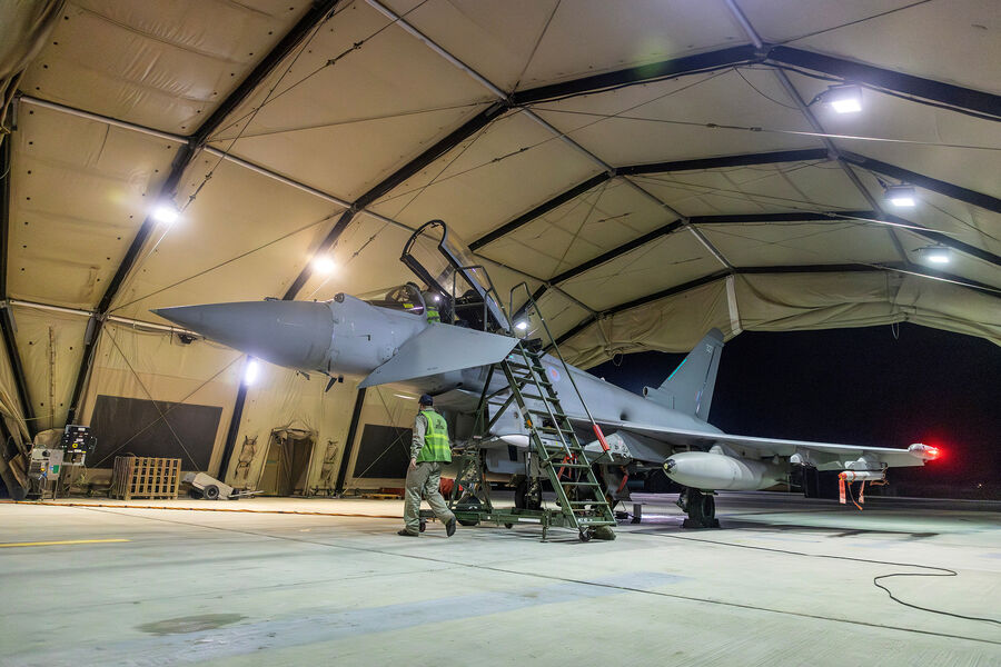 Многоцелевой истребитель Королевских ВВС Eurofighter Typhoon на&nbsp;авиабазе в&nbsp;Акротири (Кипр) после нанесения ударов по&nbsp;военным объектам в&nbsp;Йемене, 12&nbsp;января 2024&nbsp;года
