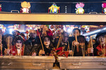 Верующие сжигают благовония в храме, встречая китайский Новый год Дракона в Гонконге, 10 февраля 2024 года