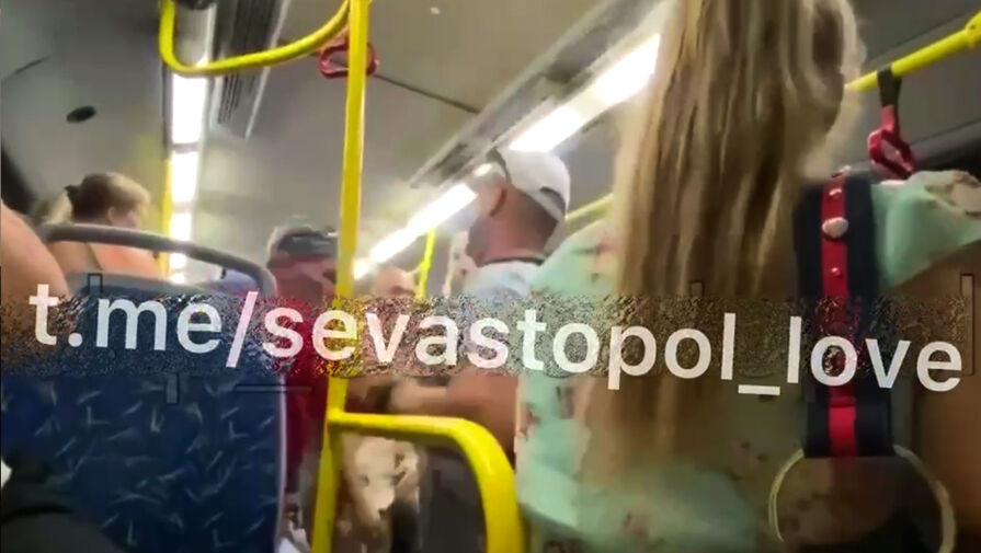Появилось видео с избиением пассажира троллейбуса в Севастополе, включившего гимн России