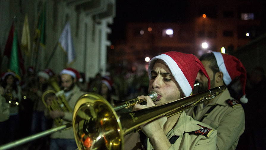 Жители Дамаска на&nbsp;улицах города во время празднования Рождества по&nbsp;григорианскому календарю