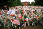 Цветы перед Кенсингтонским дворцом в день похорон принцессы Дианы, 6 сентября 1997 года