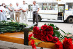 Жители города несут цветы к месту гибели людей в результате взрыва автобуса в Воронеж, 13 августа 2021 года