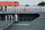 Моряки Балтийского флота на борту сторожевого корабля «Неустрашимый» на параде в Балтийске, посвященном Дню Военно-морского флота в России, 31 июля 2022 года