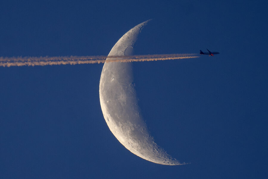 Самолет пролетает мимо Луны, Франкфурт, 13&nbsp;июня 2023&nbsp;года