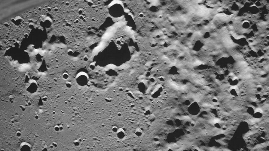 Российская межпланетная станция Луна-25 сделала первое фото лунной поверхности