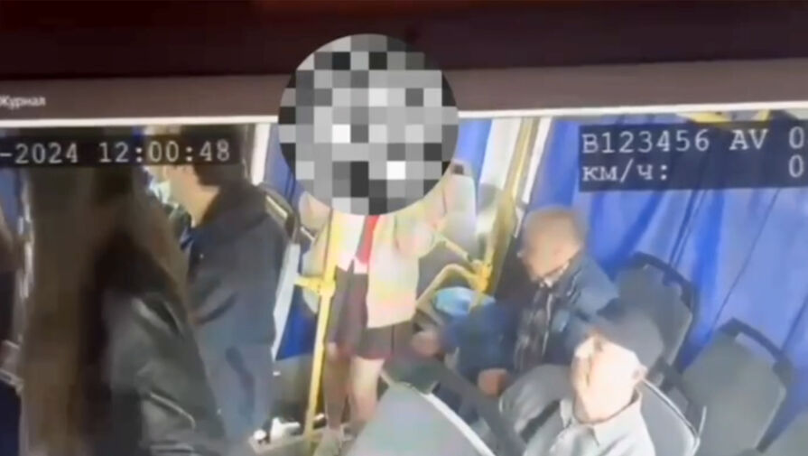 Российский пенсионер засунул телефон под юбку школьницы в автобусе и сам попал на видео
