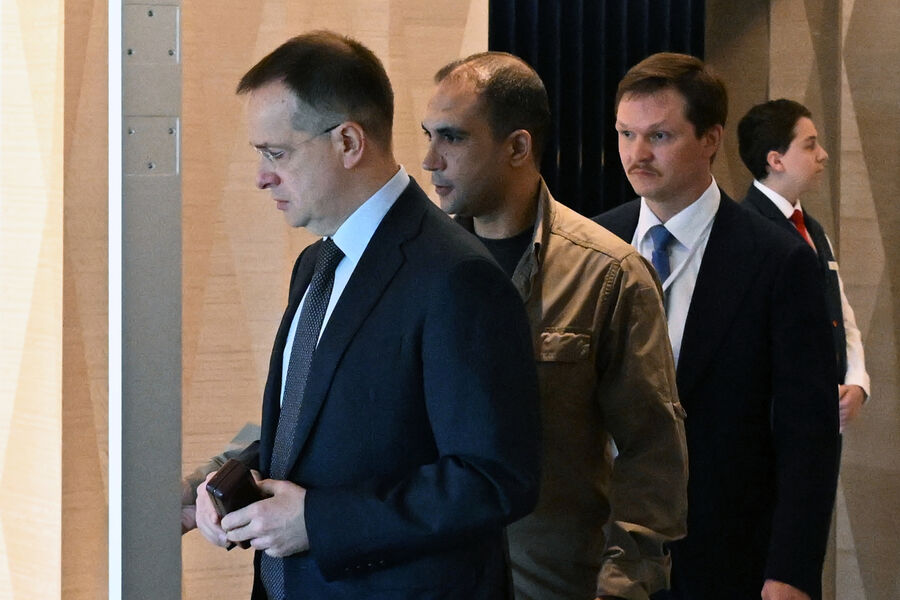 Глава российской делегации помощник президента РФ Владимир Мединский покидает гостиницу в&nbsp;Стамбуле в&nbsp;день переговоров между&nbsp;Россией и Украиной, 2&nbsp;июня 2025&nbsp;года