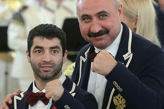 Серебряный призер Олимпиады-2016 по боксу среди мужчин в весовой категории до 52 кг Михаил Алоян и главный тренер сборной России по боксу Александр Лебзяк