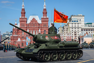 Танк Т-34-85 на генеральной репетиции военного парада в Москве, 7 мая 2017 года