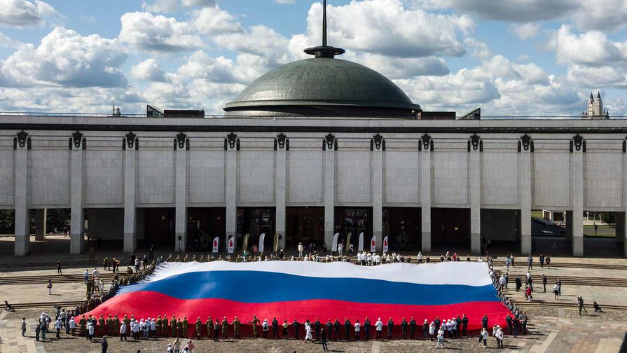 Флаг Российской Федерации на&nbsp;площади Парка Победы на&nbsp;Поклонной горе в&nbsp;рамках празднования дня Государственного флага России, 22 августа 2018 года
