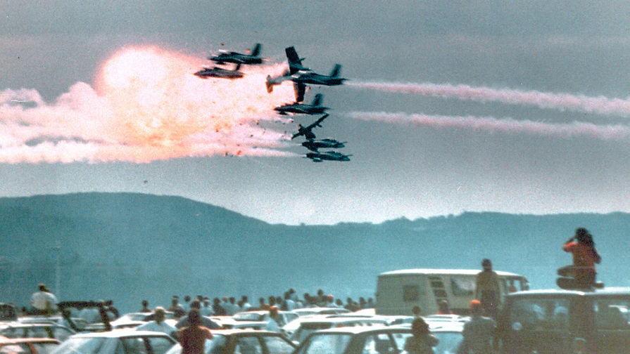 Момент столкновения трех самолетов над&nbsp;авиабазой Рамштайн во время авиашоу Flugtag'88, 28 августа 1988 года