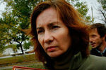 Наталья Эстемирова с портретом журналистки Анны Политковской (30 августа 1958 — 7 октября 2006), 2006 год 