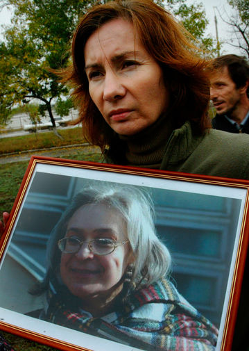 Наталья Эстемирова с&nbsp;портретом журналистки Анны Политковской (30 августа 1958 &mdash; 7 октября 2006), 2006 год 