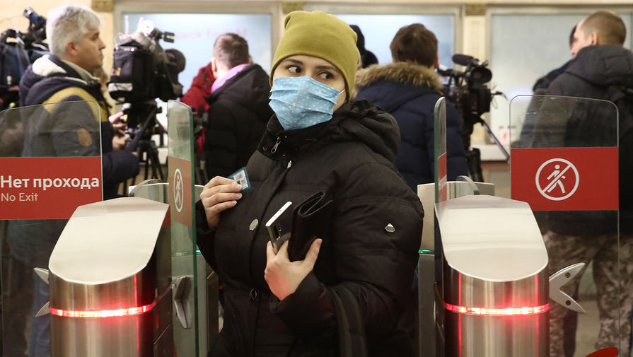 Женщина в медицинской маске на станции «Проспект мира» в Москве
