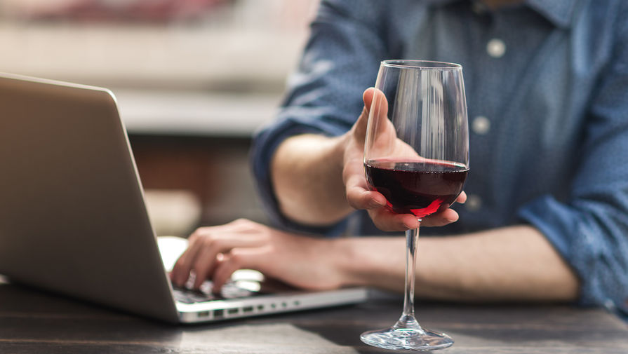 Две порции алкоголя в неделю могут быть признаком бытового алкоголизма, заявил врач