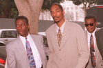 В 1993 году прямо на церемонии награждения MTV Снуп Догг был арестован по подозрению в убийстве. В феврале 1996 года обвинения были сняты . На фото: Снуп Догг перед заседанием суда в Лос-Анджелесе, 1996 год
