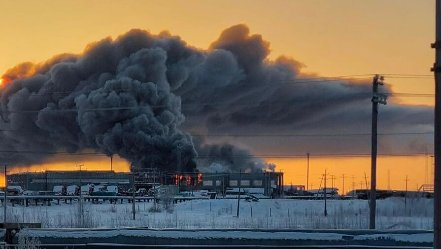 В Новом Уренгое загорелся ангар с бензовозом, пожар распространился на 800 кв. м