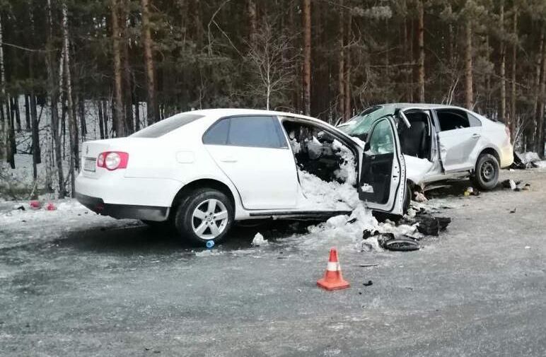 В лобовом столкновении двух Volkswagen в Челябинской области погибли пять человек