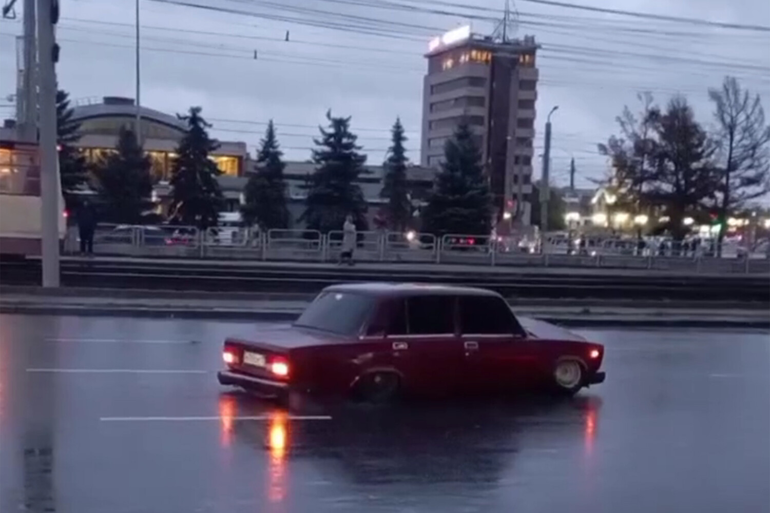 Сильно заниженная Lada не смогла тронуться на дороге в Челябинске -  Газета.Ru | Новости