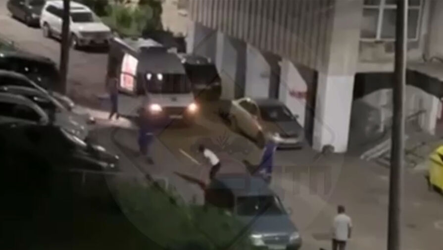 На видео попал россиянин, который избил медиков "световыми мечами" из мусорки