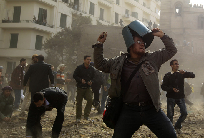 3&nbsp;февраля. Участник оппозиционной демонстрации забрасывает камнями сторонников президента Хосни Мубарака на&nbsp;площади Тахрир.