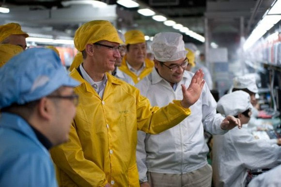 Тим Кук на заводе Foxconn в Китае