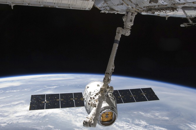 Первый частный космический корабль «Дракон» американской компании SpaceX 
