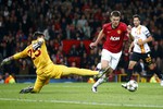 Полузащитник «Манчестер Юнайтед» Майкл Кэррик забивает единственный гол в матче с «Галатасараем»