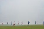 Около 15 минут футболисты играли в тумане