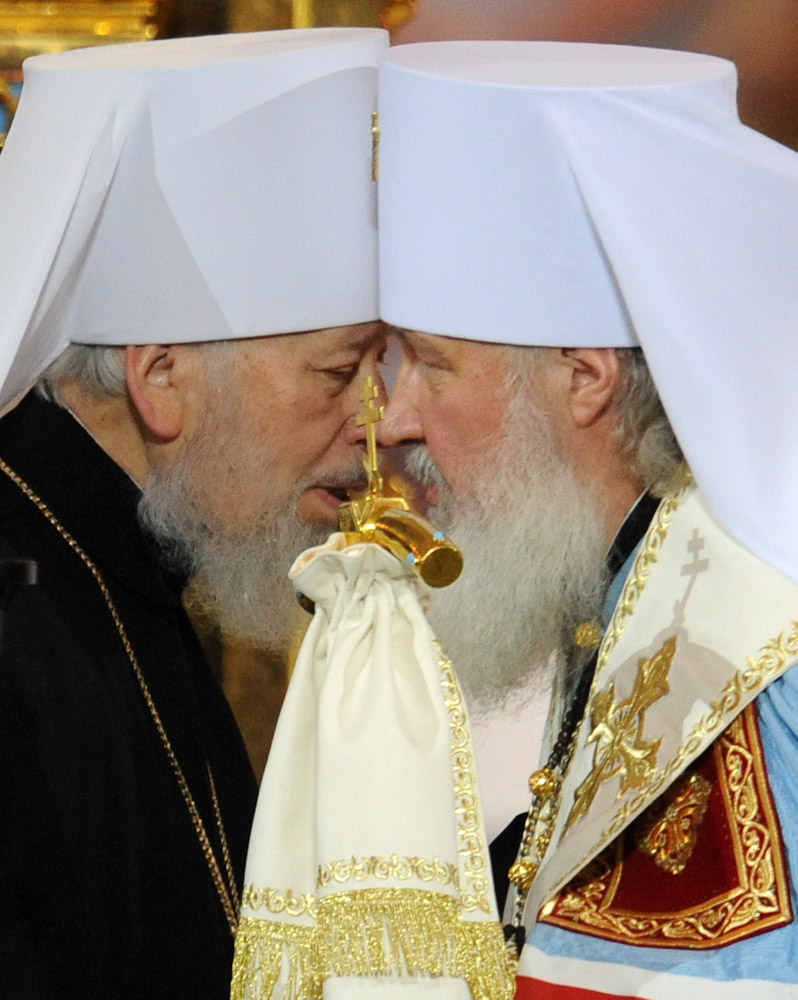Митрополит Киевский и всея Украины Владимир и местоблюститель Патриаршего престола митрополит Смоленский и Калининградский Кирилл после объявления результатов об избрании митрополита Кирилла патриархом Московским и всея Руси на Поместном соборе Русской православной церкви в храме Христа Спасителя. Январь 2009 года